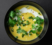 Тыквенный суп на кокосовом молоке с креветочными чипсами