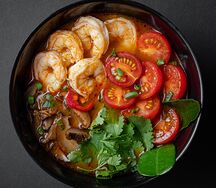 Том ям с креветками и рисом