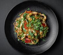 Вок с курицей в кокосовом соусе