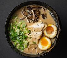 Кунжутный рамен с куриной грудкой и шиитаке 