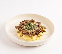 Говяжьи щёчки в сливочно-трюфельном соусе с ирландским чампом и грибами