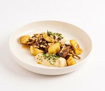 Утиная грудка с печёным яблоком в медово-апельсиновом соусе, кремом из цветной капусты