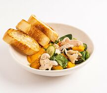 Индейка с соусом ромеско и печеной тыквой