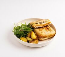 Сэндвич с соусом ромеско, печёными овощами и индейкой