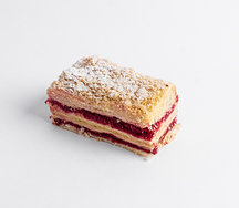 Пирожное Наполеон с вишней