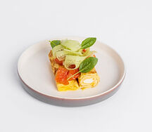 Омлет с форелью слабого посола и сливочным сыром