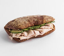 Сэндвич с индейкой, горчичным соусом и вяленой клюквой