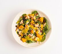 Салат с креветками, печеной тыквой и соусом из персика