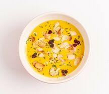 Крем-суп из печеной тыквы с креветками и миндалем