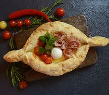 Хачапури по-аджарски с беконом