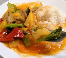 Курица с ананасом и рисом