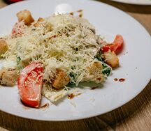 Салат Цезарь с курицей
