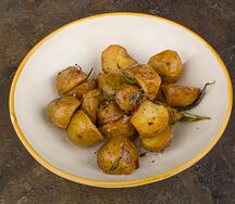 Печеный картофель с розмарином