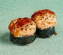 Ролл опаленный с лососем