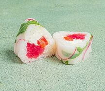 Ролл с тунцом и томатом