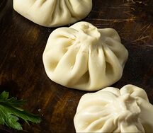 Хинкали со свининой и чесночным соусом