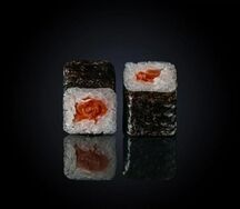 Ролл фирменный с лососем 