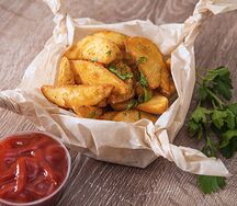 Картофель по-деревенски с кетчупом