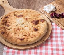 Пирог с творогом и вишней