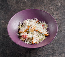 Салат Цезарь с курицей