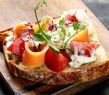 Брускетта со слабосоленым лососем и страчателлой