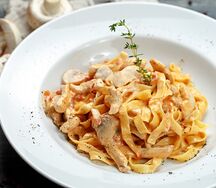 Феттуччине с куриной грудкой и грибами