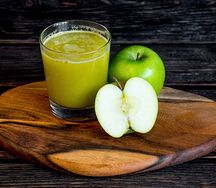 Свежевыжатый яблочный сок