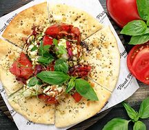 Фокачча с томатами и моцареллой