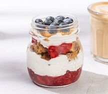 Трайфл с миндальным печеньем и ягодным конфитюром