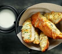 Пшеничные гренки с моцареллой и чесноком