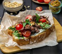 Брускетта с ростбифом