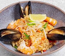 Рис с мидиями и креветками