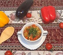 Мангал-салат из запеченных на огне овощей с чесноком и зеленью