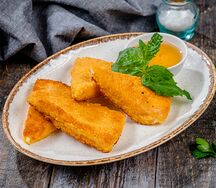 Жареный сулугуни с ягодным соусом
