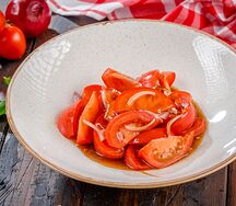 Салат из розовых помидоров с красным луком