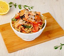 Wok с морепродуктами, овощами и соусом