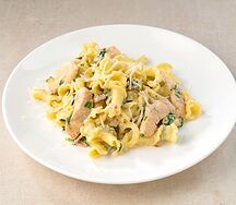 Паста с курицей, беконом и шпинатом