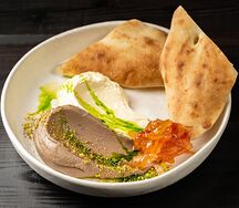 Паштет из куриной печени с мостардой из айвы и вишни