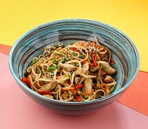 Удон с курицей и овощами