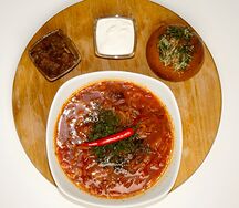 Борщ с чесночной булочкой 