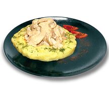 Бефстроганов из курицы с грибами на картофельной подушке