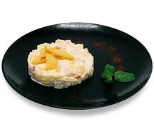 Салат с копченой курицей и ананасом