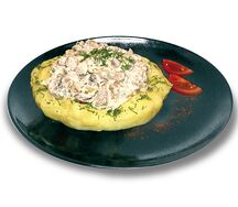 Бефстроганов из говядины с грибами на картофельной подушке