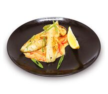 Морской окунь с овощами в кокосовом молоке 
