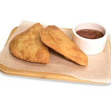 Мини чебуреки с курицей и шашлычным соусом