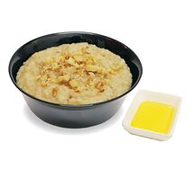 Овсяная каша на яблочном соке с медом и грецким орехом