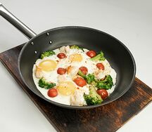 Яичница с брокколи и креветками