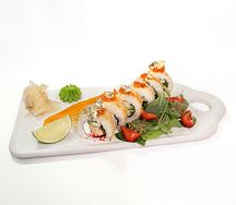 Авторский ролл с кальмаром и красной икрой 