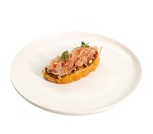 Брускетта с вяленой индейкой и соусом песторессо 