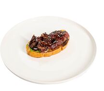 Брускетта с говяжьими щечками 